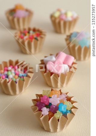 色彩繽紛的糖果（主要成分是金平糖） 135273957