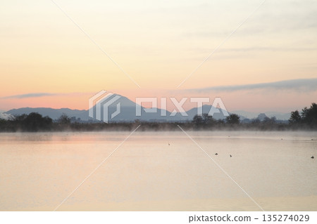 從紀濱內湖眺望日出時的三上山 135274029