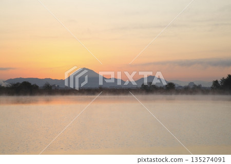 Mount Mikami at sunrise as seen from Lake Kihamauchi 135274091