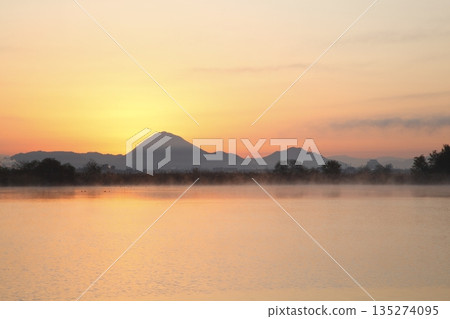 從紀濱內湖眺望日出時的三上山 從紀濱內湖眺望日出時的三上山 135274095