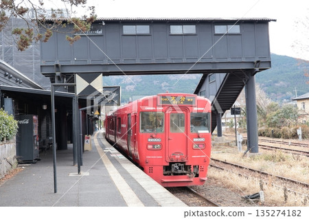一列久大本線列車停靠在JR由布院站。 一列久大本線列車停靠在JR由布院站。 135274182