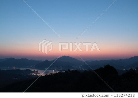 Overlooking the dawn sky and sea Overlooking the dawn sky and sea 135274238