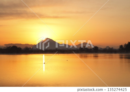 從紀濱內湖眺望日出時的三上山 135274425