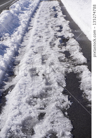 Snowy sidewalk (sunny) 01 135274788