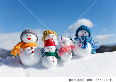 新雪和許多雪人 新雪和許多雪人 135274810