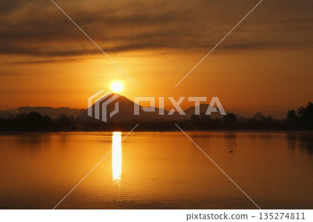 從紀濱內湖眺望日出時的三上山 從紀濱內湖眺望日出時的三上山 135274811