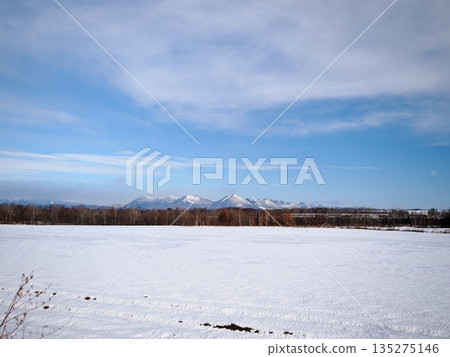 從鹿尾町眺望美麗的雪山 135275146