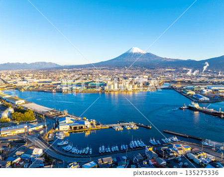 清晨的田之浦港和富士山（靜岡縣富士市） 135275336