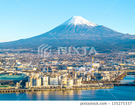 清晨的田之浦港和富士山（靜岡縣富士市） 135275337