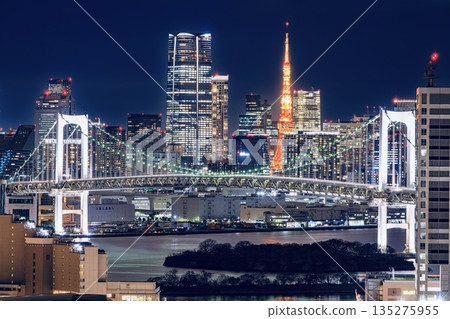 從東京電信中心眺望台場和東京市中心的夜景 135275955