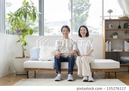 一對五十多歲的夫婦對著鏡頭微笑。 一對五十多歲的夫婦對著鏡頭微笑。 135276117