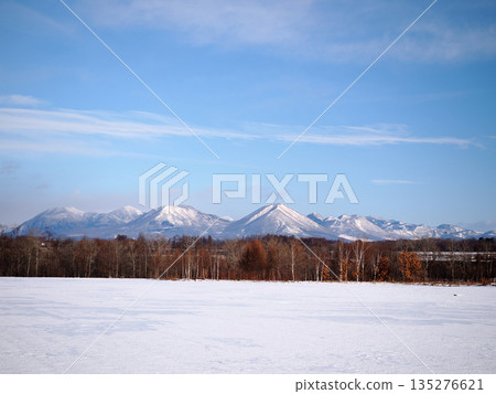 從鹿尾町眺望美麗的雪山 135276621
