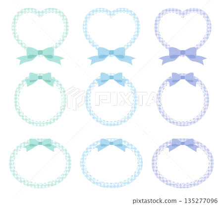 一組可愛的蕾絲邊框和絲帶向量插圖。包含心形、裝飾物和格子圖案。 135277096