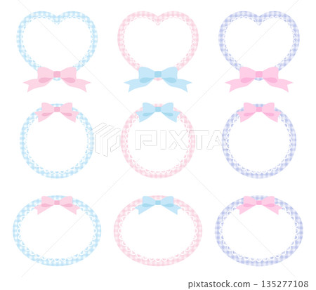 一組可愛的蕾絲邊框和絲帶向量插圖。包含心形、裝飾物和格子圖案。 135277108