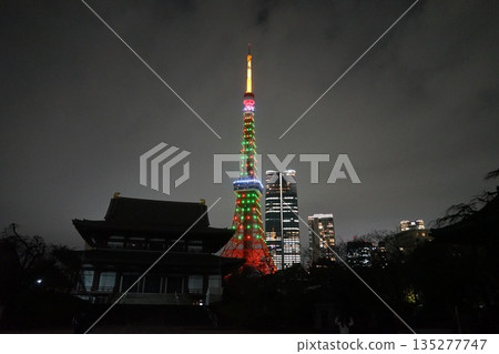 聖誕樹顏色的東京塔和增上寺，12月，港區2391 135277747