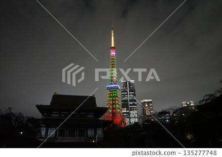 聖誕樹顏色的東京塔和增上寺，12月，港區 2392 135277748