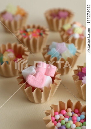 色彩繽紛的糖果（主要是心形棉花糖） 135278012