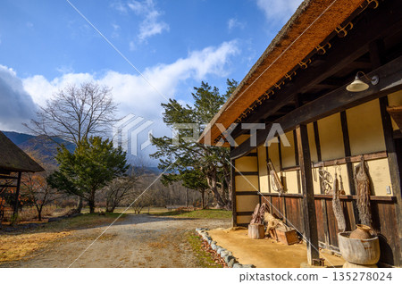 深秋時節遠野故里村彌十郎殿南部曲里屋的弧形茅草屋頂 135278024