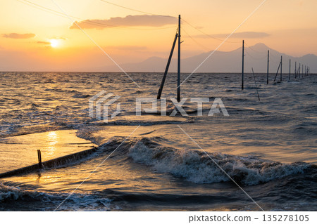 夕陽染紅的大海和納加貝達海底公路 135278105