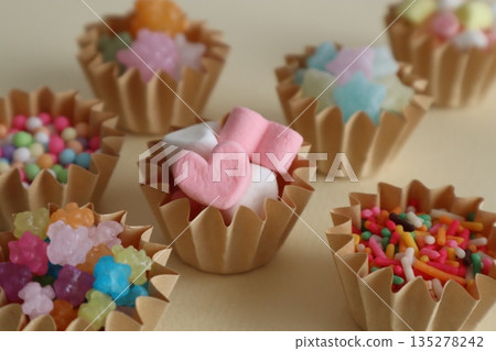 色彩繽紛的糖果（主要是心形棉花糖） 135278242