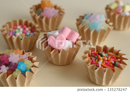 色彩繽紛的糖果（主要是心形棉花糖） 135278247