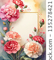 古董相框上點綴著康乃馨，營造出優雅的背景，用來表達感激之情。 135278421