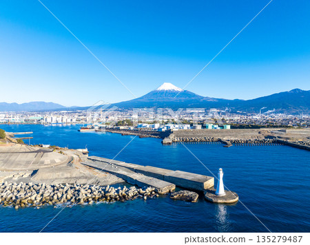清晨的田之浦港和富士山（靜岡縣富士市） 135279487