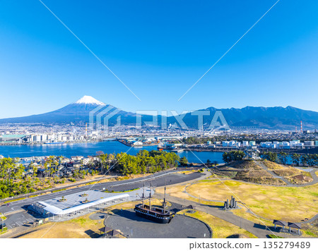 清晨的田之浦港和富士山（靜岡縣富士市） 135279489