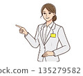 一幅友好簡潔的插圖，描繪了一位身著職業套裝的職業女性面帶微笑地指路。 135279582