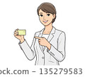 一幅友好簡潔的插圖，描繪了一位身著職業套裝的職業女性面帶微笑地指路。 135279583