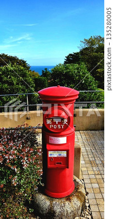 Scenery with a retro red postbox 135280005