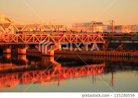 12月，一列Kiha 189系列列車駛過神崎川，沐浴在晨曦之中。 135280556