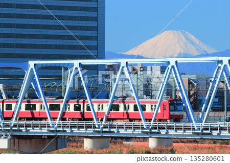 從六後多摩川眺望神聖的富士山。 135280601