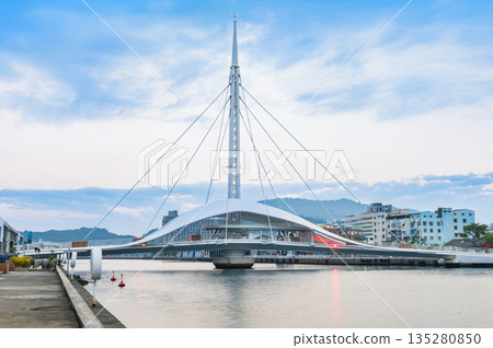 台灣高雄港大橋 135280850