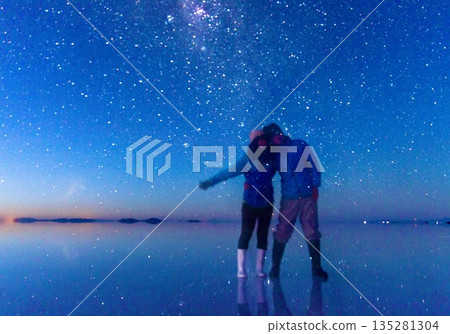 一對情侶在玻利維亞烏尤尼鹽沼仰望星空。 135281304