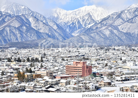 View of Omachi Onsenkyo from near the Nagano Prefectural Omachi Joint Government Building (Omachi City, Nagano Prefecture) [January 2026] 135281411