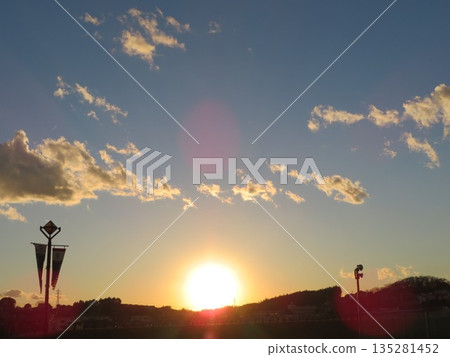 The setting sunset 135281452