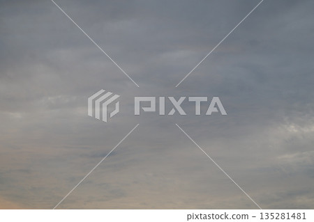 傍晚的天空 傍晚的天空 135281481
