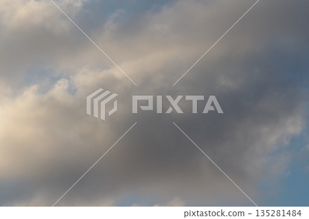 多雲的天空在晚上 135281484