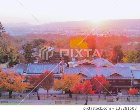 十一月,奈良縣若草山日落景色 十一月,奈良縣若草山日落景色 135281508