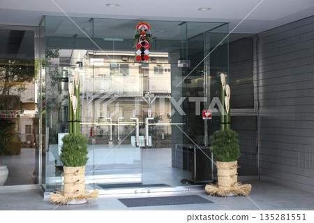 新年裝飾，門松，建築物入口 135281551