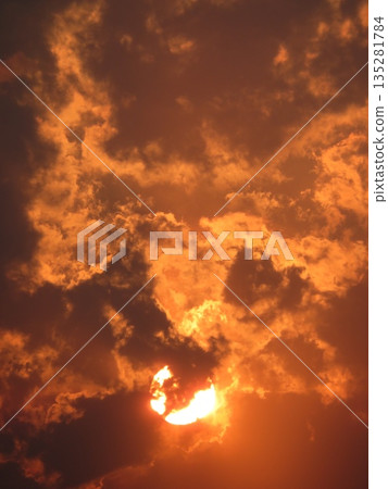 從雲層到太陽 從雲層到太陽 135281784