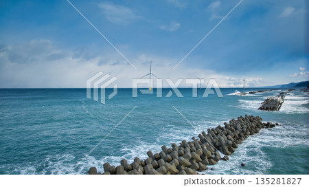 Winter scenery along the coast of Nyuzen town in eastern Toyama prefecture, Japan 135281827