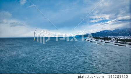 日本富山縣東部入禪町沿海的冬季景色 日本富山縣東部入禪町沿海的冬季景色 135281830