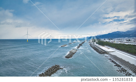 日本富山縣東部入禪町沿海的冬季景色 135281833