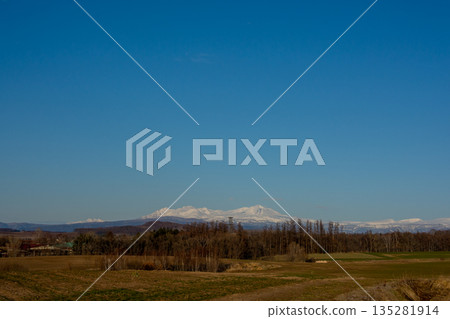Spring blue sky and snowy mountains Daisetsuzan Spring blue sky and snowy mountains Daisetsuzan 135281914