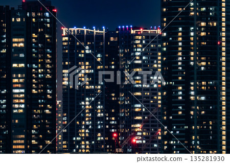 夜幕下的高樓公寓、塔樓公寓、東京灣沿岸密集的公寓大樓 夜幕下的高樓公寓、塔樓公寓、東京灣沿岸密集的公寓大樓 135281930