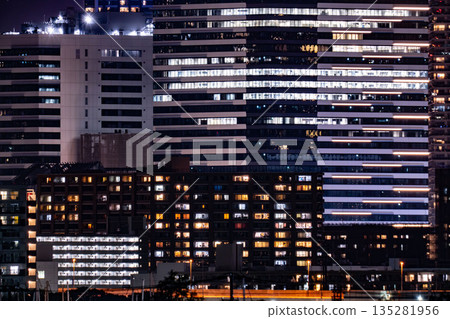 夜幕下的高樓公寓、塔樓公寓、東京灣沿岸密集的公寓大樓 135281956