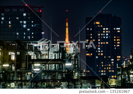 夜幕下的高樓公寓、塔樓公寓、東京灣沿岸密集的公寓大樓 135281967