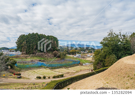 奈良縣飛鳥村高松塚墓的鄉村景色 奈良縣飛鳥村高松塚墓的鄉村景色 135282094
